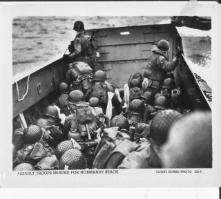 Wwii 1944 Us Coast Guard Normandy Landing Photo Assault Troops Head To Beach