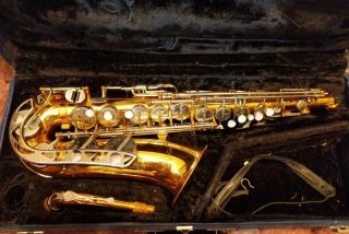 Vintage Vito Sax Saxophone Made in Japan With Case. 2