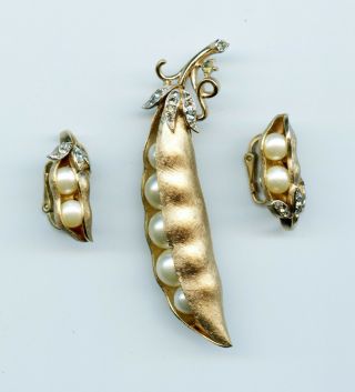 Trifari Faux Pearl Peas In A Pod Gold Tone Vintage Brooch And Matching Earrings