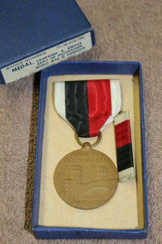 Ww2 U.  S.  Occupation Medal W/full Ribbon & Ribbon Bar In Issue Box