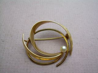 Vintage 1950s 14k Stylish Brooch With A Pearl.
