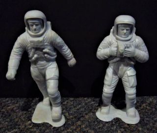 Large 5 - 1/2” Louis Marx Plastic Astronaut Playset Toy Figures