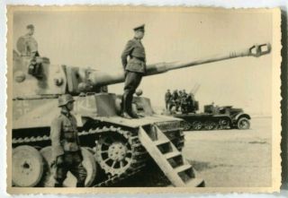 Ww2 Archived Photo Panzertruppe Officer Stqnding On Panzer Vi Panther Tank