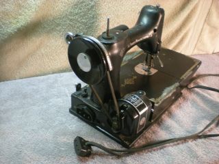 Vintage Singer 221 Featherweight sewing machine s/n AJ133529,  no case. 6