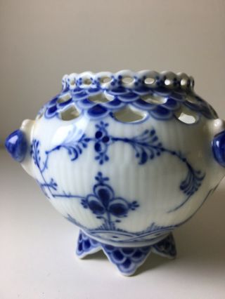 Antique Royal Copenhagen Porcelain Blue Fluted Lace Musselmalet Vase 1/1043