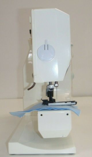 Bernina 1530 Vintage/Classic Swiss Sewing Machine - 1997 - 7