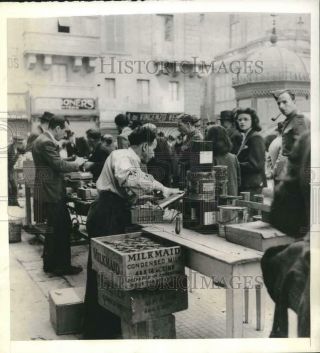 1943 Press Photo Wwii Citizens Of Malta Bring Possessions To Trade In Streets