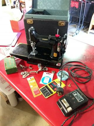 Singer 1934 221 Featherweight Vintage Sewing Machine W/ Case And Access.