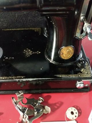 Singer 1934 221 Featherweight Vintage Sewing Machine W/ Case and Access. 5