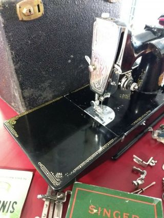 Singer 1934 221 Featherweight Vintage Sewing Machine W/ Case and Access. 6