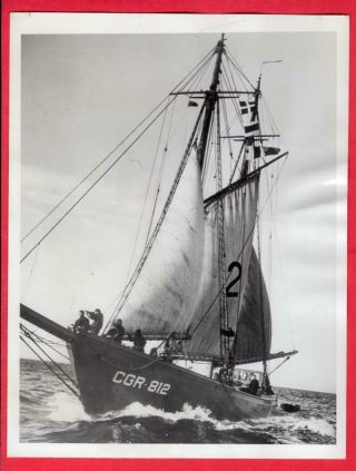 1942 Uscg Coast Guard Schooner Cgr - 812 Patrols Lanes 6x8 News Photo