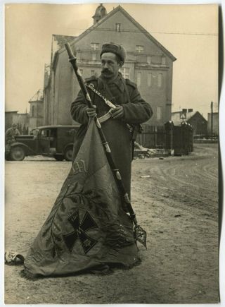 Wwii Large Size Press Photo: Russian Soldier With Trophy German Flag