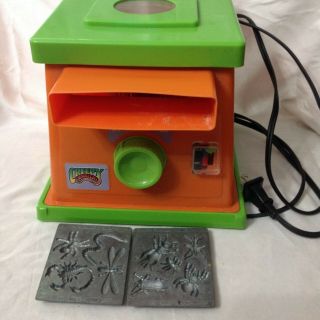 Vintage 1994 Toymax Creepy Crawlers Oven  With 2 Molds (9 Bugs)