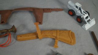 CIRCA.  1960 ' S - 70 ' S ACTION FIGURE GUNS HOLSTERS TOLLS PLAYSET ACCESSORIES ETC. 3