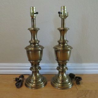 Vintage Stiffel Hollywood Regency Brass Trophy Urn Table Lamp 19.  5 " Tall