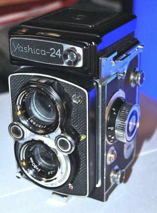 Yashica 24 Tlr Camera Dual Lens 1:3.  5 1:2.  8 F=80mm 2 1/4 X 2 1/4 Vintage