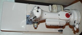 VINTAGE SINGER TAN FEATHERWEIGHT SEWING MACHINE 221K MADE IN GREAT BRITAIN NR 5