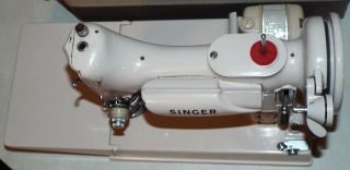 VINTAGE SINGER TAN FEATHERWEIGHT SEWING MACHINE 221K MADE IN GREAT BRITAIN NR 6