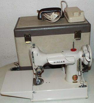 VINTAGE SINGER TAN FEATHERWEIGHT SEWING MACHINE 221K MADE IN GREAT BRITAIN NR 7