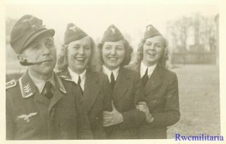 Port.  Photo: Rare Female Luftwaffe Helferin Girls & Soldier Friend Laughing (2)