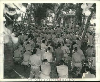 1943 Press Photo Army Air Force Soldiers Kneel During Services On Miami Beach Fl