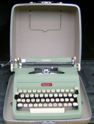 Vintage Royal Quiet Deluxe Sea Foam Green Crinkle Typewriter In The Case