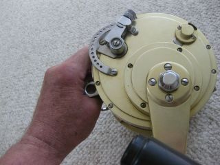 VINTAGE FIN NOR BIG GAME REEL 9A WITH ROD CLAMP SINGLE SPEED. 4