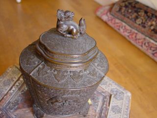 WONDERFUL OLD CHINESE BRONZE POT / BOWL WITH FOO DOG ON TOP HG 3