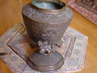 WONDERFUL OLD CHINESE BRONZE POT / BOWL WITH FOO DOG ON TOP HG 4