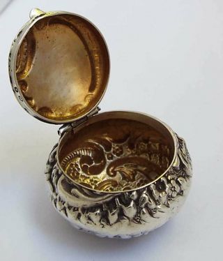 LOVELY DECORATIVE ENGLISH ANTIQUE VICTORIAN 1897 SOLID STERLING SILVER PILL BOX 4