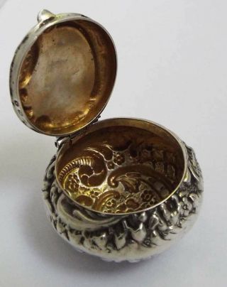 LOVELY DECORATIVE ENGLISH ANTIQUE VICTORIAN 1897 SOLID STERLING SILVER PILL BOX 7