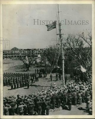 1945 Press Photo Troops Watch As American Flag Raised Over Corregidor