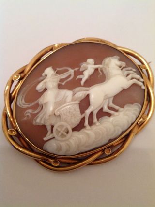 Wonderful Victorian Large Oval 9ct Gold Carved Shell Cameo Brooch - Circa 1880
