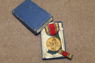Ww2 U.  S.  Military Victory Medal W/full Ribbon & Ribbon Bar In 46 D.  Box