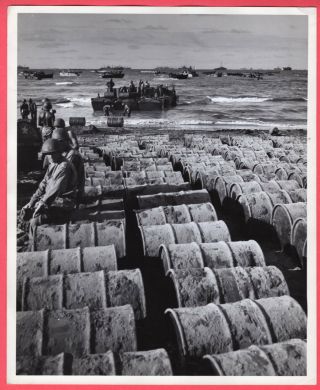 1945 Uscg Coast Guard Unloads Gasoline Luzon Philippines News Photo