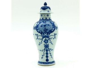 Fine Chinese Blue & White Porcelain Vase With Cover