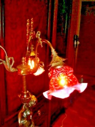 FENTON RARE LADY FIGURINE LAMP WITH 3 CRANBERRY DAISY & FERN OPALESCENT GLASS SH 9