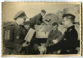 German Wwii Archive Photo: Panzertruppe - Group Of Tankmen,  Tank Crew