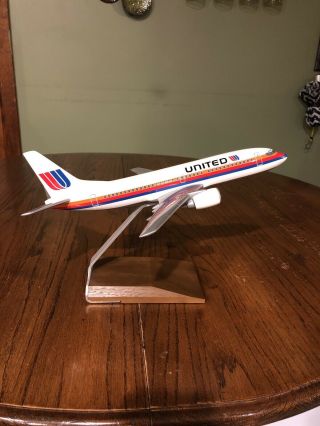 Rare Pacmin United Airlines Boeing 737 - 300 Saul Bass Tulip Livery 1:100