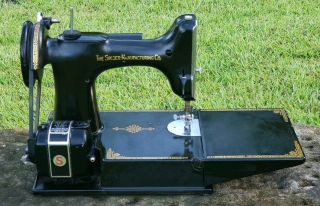 Vintage Singer Featherweight 221 - 1 Sewing Machine With Case 4