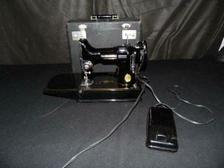 Vintage Singer Featherweight Model 221 Sewing Machine With Case
