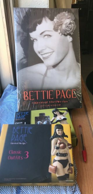 Bettie Page Phicen 1/6 Very Rare,  Classic Outfits 1 And 3