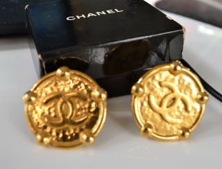 CHANEL LARGE GOLD ROUND CLIP ON EARRINGS CC LOGO VINTAGE 80 ' S W BOX 3