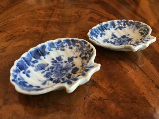 A Pairs Chinese Kangxi Blue And White Shell Shape Saucers.