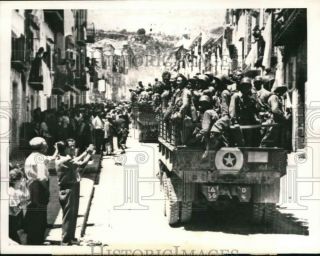 1943 Press Photo People Celebrate Italy 