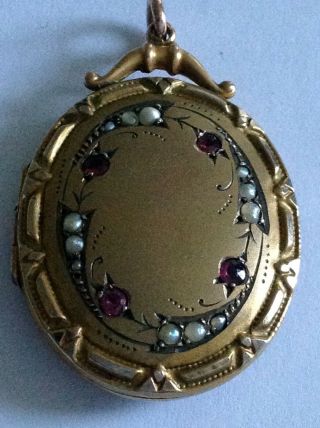 Lovely Victorian 9ct Gold B & F Garnet & Seed Pearl Set Oval Locket