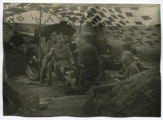 Wwii Large Size Press Photo: Russian Artillery Unit At Lunch