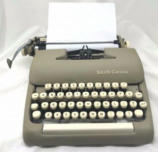 Smith Corona Sterling Vintage Typewriter 1961 with Case 2