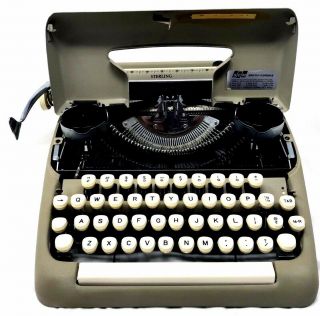Smith Corona Sterling Vintage Typewriter 1961 with Case 4