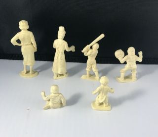 6 1950’s MARX PLASTIC DOLLHOUSE PEOPLE Mother Nanny Baby Hitter Catcher Girl 2